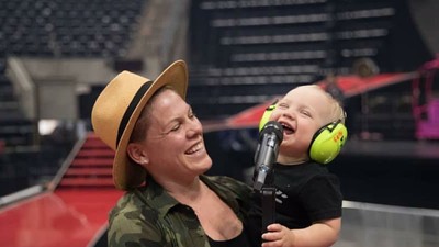 Hal Manis yang Dilakukan Anak-anak Pink Saat Ikut Ibunya Tur Hal Manis yang Dilakukan Anak-anak Pink Saat Ikut Ibunya Tur