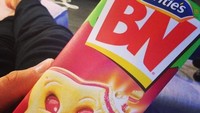 Saat pergi ke supermarket, Butland menemukan biskuit ini yang diakuinya sebagai camilan saat ia masih kecil. Alhasil ia membelinya dan menikmati biskuit ini di rumah sambil bernostalgia. Foto: instagram @jbutland