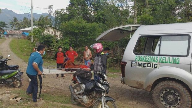 Pilu Warga Pelosok Maros yang Ditandu dengan Sarung ke RS