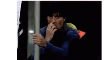 Di tengah pertandingan pun Loew tertangkap kamera tengah mengorek lubang hidungnya langsung dengan jari. Foto: Meme/Twitter