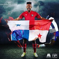 Inilah gaya rambut unik bintang sepakbola Panama, Anibal Godoy. Rambutnya yang terkumpul di tengah disebut netizen mirip sikat hingga sisir. Foto: Instagram