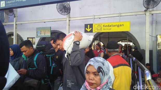 Stasiun Pasar Senen Masih Ramai Dipadati Pemudik Arus Balik