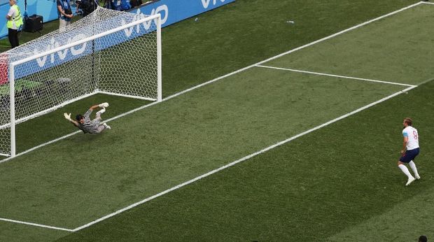 Harry Kane mencetal gol ke gawang Panama melalui tendangan penalti, di Nizhny Novgorod Stadium, Nizhny Novgorod, Rusia, 24 Juni.