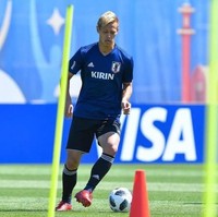 Pemain bola tim nasional Jepang, Keisuke Honda, dikenal karena gayanya yang unik dan kekinian. Dan pada Piala Dunia 2018, gaya rambut uniknya jadi perhatian. Dia tampil dengan rambut yang sisi sebelahnya lebih panjang dan sisi lainnya dipotong habis. Foto: Instagram