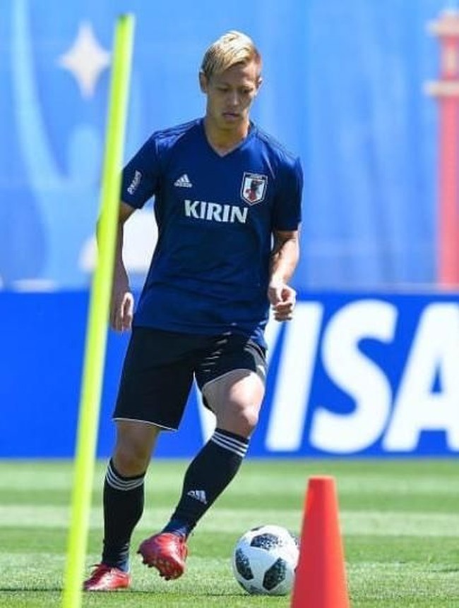 Pemain bola tim nasional Jepang, Keisuke Honda, dikenal karena gayanya yang unik dan kekinian. Dan pada Piala Dunia 2018, gaya rambut uniknya jadi perhatian. Dia tampil dengan rambut yang sisi sebelahnya lebih panjang dan sisi lainnya dipotong habis. Foto: Instagram