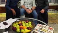 Diundang dalam acara talk show di televisi, Butland disuguhi buah segar. Ada apel hijau, apel merah, jeruk hingga pisang. Foto: instagram @jbutland