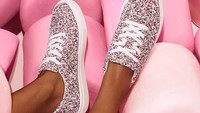 Kali ini desainnya hadir dalam bentuk sepatu sneakers. Titik warna-warni pada permukaan sepatu ini mengingatkan pada springkle yang biasa ditabur di atas es krim. Foto: instagram @katyperrycollections