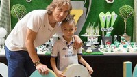 Berdua bareng si kecil Ivano, pria berusia 32 tahun ini asyik berfoto dengan anaknya dengan latar aneka kue berbentuk bola. Foto: Instagram @lukamodric10