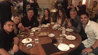 Great dinner, tulis James di keterangn foto. Makanan apa ya yang dilahap James dan teman-temannya? Foto: Instagram jamesrodriguez10