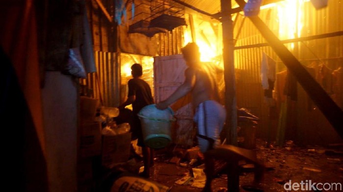 Kebakaran Landa 7 Rumah Warga di Pekalongan