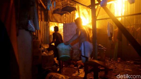 Kebakaran Landa 7 Rumah Warga di Pekalongan Kebakaran Landa 7 Rumah Warga di Pekalongan