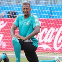 Gaya rambut pemain Jerman Jerome Boateng menarik perhatian karena dia mewarnai rambutnya menjadi abu-abu. Namun karena tak semuanya diwarnai abu-abu, penampilannya lebih mirip pria yang sudah ubanan. Foto: Instagram