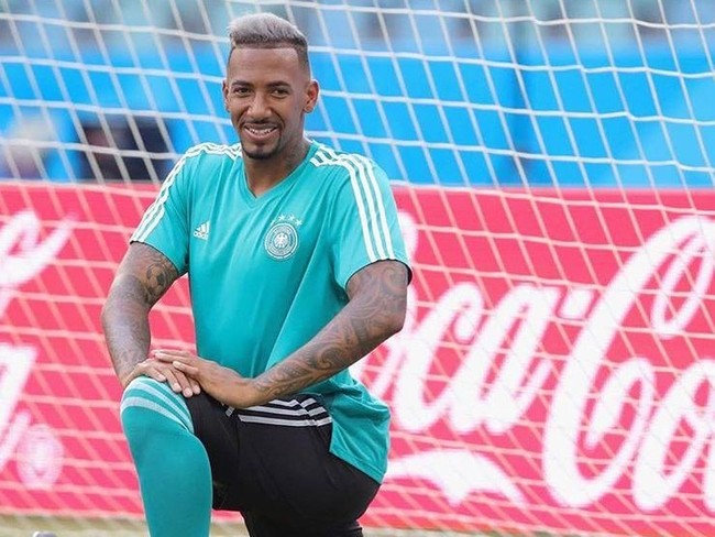Gaya rambut pemain Jerman Jerome Boateng menarik perhatian karena dia mewarnai rambutnya menjadi abu-abu. Namun karena tak semuanya diwarnai abu-abu, penampilannya lebih mirip pria yang sudah ubanan. Foto: Instagram