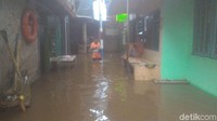 Foto: Setelah surut, warga langsung membersihkan rumah mereka dari lumpur. (Foto: istimewa)