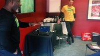 Menghadiri diskusi tentang rasisme, Butland bukan duduk di kursi. Ia memilih bersandar di meja berisi teko dan gelas kopi. Foto: instagram @jbutland