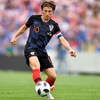 Gaya rambut pemain Kroasia, Luka Modric, menarik perhatian karena selalu tampil klimis. Dia juga biasanya menambahkan headband. Foto: Instagram