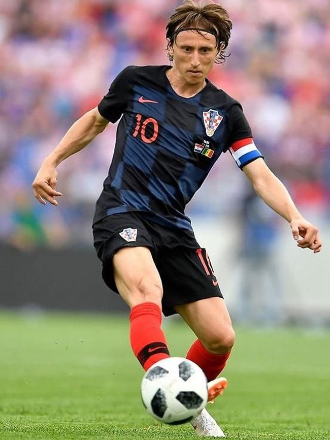 Gaya rambut pemain Kroasia, Luka Modric, menarik perhatian karena selalu tampil klimis. Dia juga biasanya menambahkan headband. Foto: Instagram