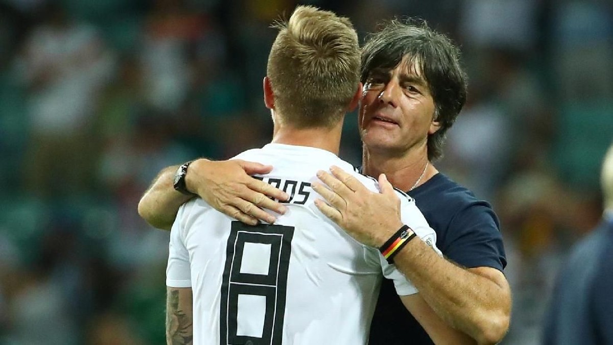 Pelukan Joachim Loew untuk Toni Kroos di akhir laga Jerman vs Swedia (Foto: Michael Dalder/Reuters)