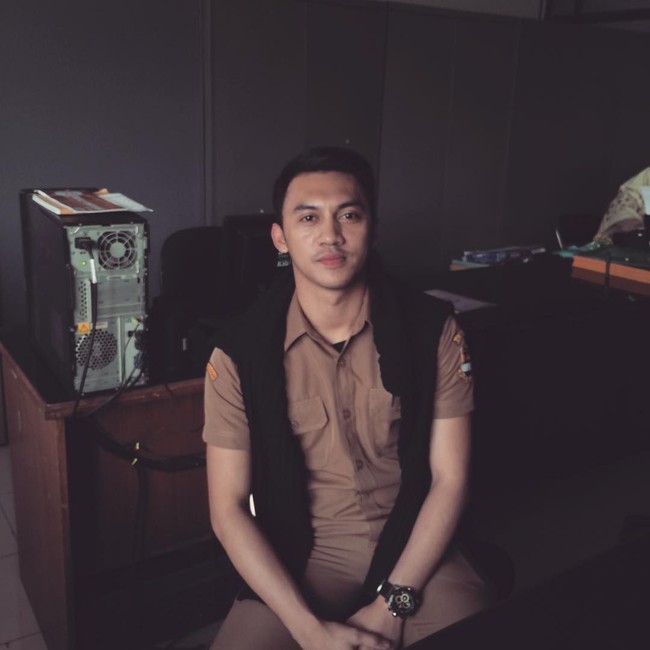 Inilah Junna Aditya, PNS asal Bandung dengan wajah rupawan. Ketampanannya bikin hati wanita meleleh. Foto: dok. Instagram (Junnaaditya_mr)