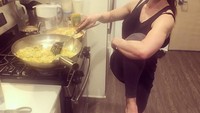 Sambil masak masih sempat olahraga, dedikasi Pauline tinggi. (Foto: Instagram/paulinenordin) 