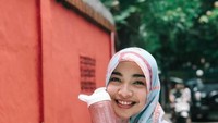 Campuran beet root, apel, air lemon dan madu dipercaya dapat menetralisir racun akibat polusi lingkungan. Hayo, udah coba belum racikan jus sehat ala Tika Bravani ini? Foto: Instagram @tikabravani