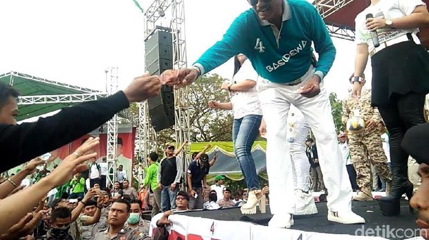 Ada dugaan bagi-bagi uang dalam kampanye akbar ini