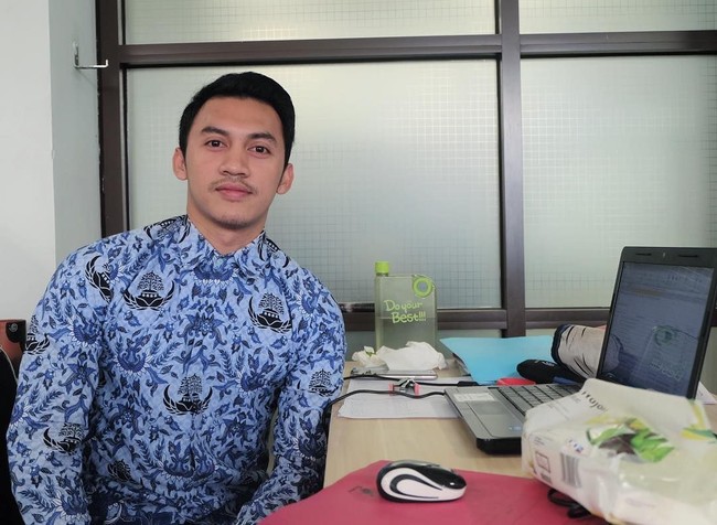 Tak jarang, ia juga menggunakan seragam Korpri. Dengan seragamnya, pesona Junna semakin meningkat. Foto: dok. Instagram (Junnaaditya_mr)