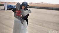 Aseel Al Hamad merayakan hari bersejarah untuk kaum wanita di Arab dengan membalap mobil Foto: Jaguar