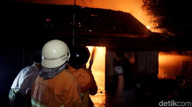 Kebakaran Landa 7 Rumah Warga di Pekalongan