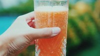 Demi mendapatkan kesehatan yang optimal. Wanita kelahiran 90-an ini selalu menikmati jus buah dan sayur alami setiap hari. Foto: Instagram @tikabravani