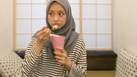 Nah, di sini wajah Gitasav terlihat sangat mirip dengan Kim Ji Won! Tapi apa yang sedang dimakan Gita kala itu ya? Yang jelas bertopping whipped cream. Foto: Instagram gitasav