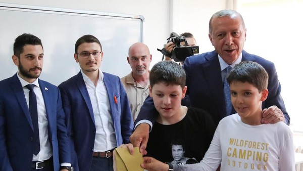 Potret Erdogan Ditemani Cucu Saat Memilih di Pemilu Turki