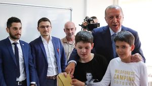 Potret Erdogan Ditemani Cucu Saat Memilih di Pemilu Turki