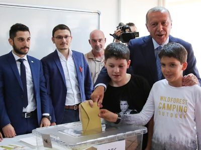 Potret Erdogan Ditemani Cucu Saat Memilih di Pemilu Turki