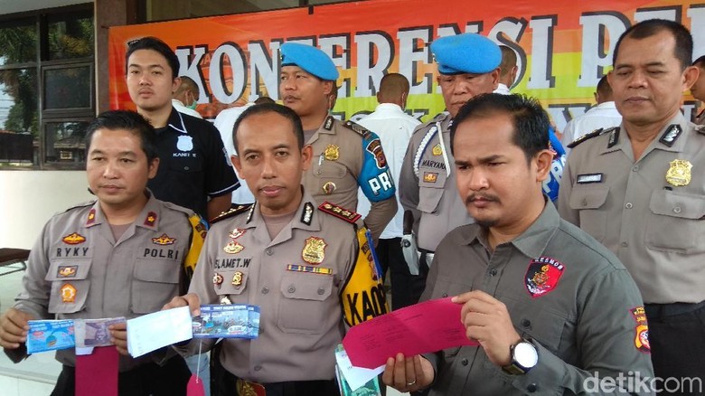 Enam Pemalsu Tiket Pantai Tanjungpakis Karawang Dibekuk Polisi Enam Pemalsu Tiket Pantai Tanjungpakis Karawang Dibekuk Polisi