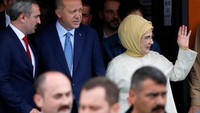 Usai memilih, Erdogan memuji jumlah pemilih yang tinggi di Pemilu Turki. Dia menyebut 150 pemilih sudah memberikan hak suara di TPS-nya. 