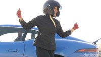 Aseel Al Hamad mengendarai mobil melakukan honor lap di sirkuit di Arab Saudi. Selama ini wanita yang menjadi anggota Saudi Arabian Motor Federation itu tidak pernah bisa ngebut di sirkuit di negaranya. Dia harus mengendarai mobil di luar negeri. Foto: Jaguar