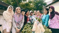 Bersama teman-teman di lokasi syuting. Adegannya, Tika sedang berbelanja sayuran. Wah kaya ibu-ibu komplek ya rame banget. Seru! Foto: Instagram @tikabravani