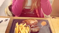 Jalan-jalan ke Paris, gadis berambut pirang ini tak lewatkan kulineran. Ia mencicip steak dengan French fries yang nampak menggoda. Foto: Instagram millanefernandez