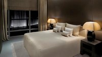 Armani Fountain Suite, Armani Hotel Dubai berada di dalam Burj Khalifa, dan menampilkan kemewahan yang megah serta berkelas. Dari dalam kamar pun traveler dapat menyaksikan pesona air mancur menari yang spektakuler (Armani Hotel Dubai/Dubai Tourism)