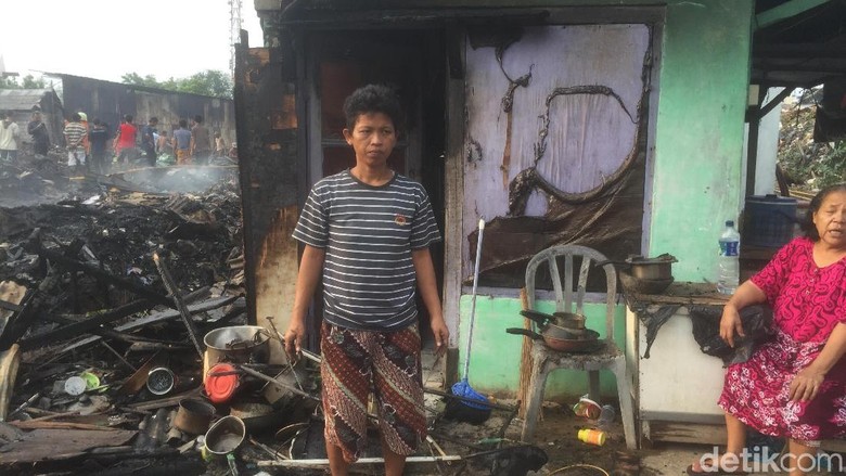 Kisah Sedih Endarti, Gagal Mudik karena Uangnya Ludes Dilalap Api Kisah Sedih Endarti, Gagal Mudik karena Uangnya Ludes Dilalap Api