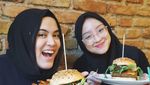 Cantiknya Ekspresi Gitasav, Kim Ji Won Versi Indonesia Ketika Melahap Burger