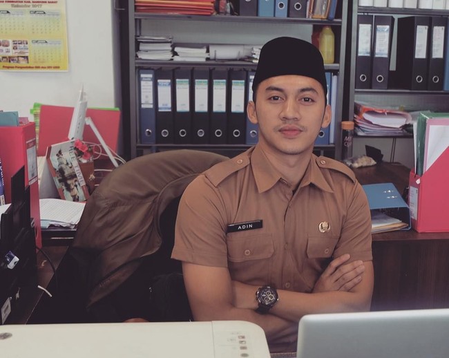 Di sejumlah foto, Junna Aditya pun kerap tampil dengan peci. Duh, makin bikin wanita klepek-klepek. Foto: dok. Instagram (Junnaaditya_mr)