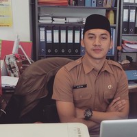 Di sejumlah foto, Junna Aditya pun kerap tampil dengan peci. Duh, makin bikin wanita klepek-klepek. Foto: dok. Instagram (Junnaaditya_mr)