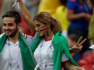 Viral, Wanita Cantik Asal Iran Lepas Jilbab Saat Nonton Piala Dunia