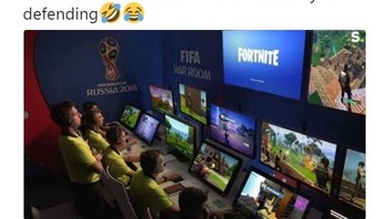 Tapi, banyak yang bilang Jerman diuntungkan karena VAR yang dipakai malah digunakan main Fortnite saat pemain Swedia dilanggar. Foto: Meme/Twitter