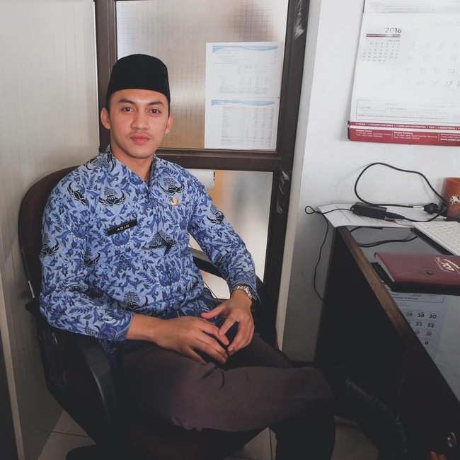 Gantengan pakai seragam atau tidak? Hmm.. pakai apa saja Junna tetap menawan ya! Foto: dok. Instagram (Junnaaditya_mr)