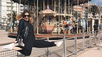 Berpose di depan komedi putar di San Sebastian (edurnity/detikTravel)