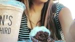 Apa Kabar Sarah Azhari? Ini Gaya Cantiknya Saat Makan dan Ngopi