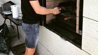 Santai nih? James sedang memanggang daging sambil mengenakan kaos dan kaca mata hitam. Foto: Instagram jamesrodriguez10